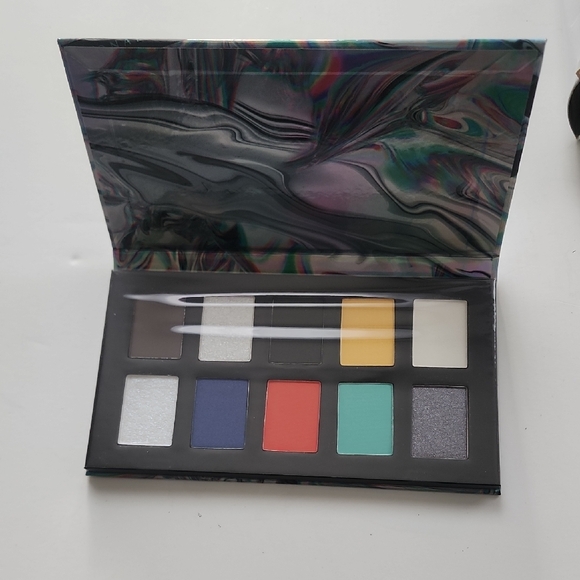 NYX Holographic Makeup Palette - Picture 6 of 8